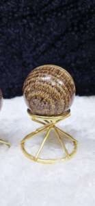 Boule de cristal œil de tigre authentique la plus vendue pour l'équilibre émotionnel, la guérison des chakras et la méditation, disponible au meilleur prix du marché - Product Image 3