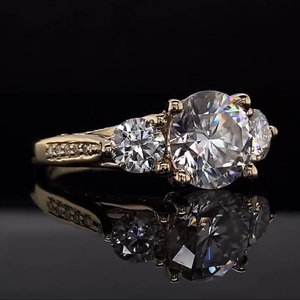 Bague de fiançailles pour femme en or massif 14 carats, diamant rond brillant cultivé en laboratoire, style romantique certifié, avec diamants latéraux - Product Image 5