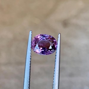 Spinelle Naturelle Gemme en Pierre Brute, Taille Ovale Indienne, Qualité Exceptionnelle, Couleur Violet Doux, Certifiée par un Certificat Tierce Partie, Idéale pour la Joaillerie Fine - Product Image 2