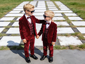 Conjunto de traje de terciopelo burdeos de lujo para niños – Esmoquin formal de 3 piezas para bodas y fiestas con pajarita - Product Image 4