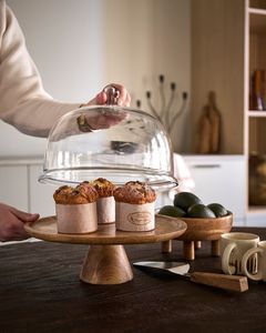Plateau de service à dessert en bois festonné de luxe Decostyle avec dôme en verre et poignée en laiton Fleur de Lys, en acacia, lavable à la main - Product Image 1