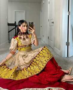 Robe de mariée afghane moderne de style Pashtun, longueur cheville, coupe trapèze, avec appliques en dentelle, volants et design tribal nomade - Product Image 4