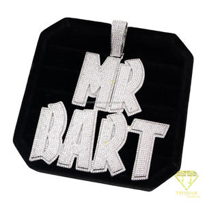 จี้เพชรโมอิสซาไนต์สุดหรู รุ่น MR BART ดีไซน์ตัวอักษรแบบตัวใหญ่ ประดับด้วยหินระยิบระยับ พร้อมสร้อยคิวบาลิงค์ - Product Image 2