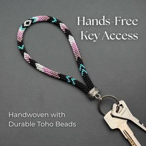 เราจำหน่ายสินค้าส่งออก เชือกคล้องมือประดับมุกเทียมทำมือสำหรับผู้หญิง ดีไซน์ทันสมัย สีชมพู เทอร์ควอยซ์ ดำ ขาว ลายเงิน - Product Image 2