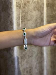 Pulsera de lujo con moissanita de corte esmeralda, pulsera tipo tenis con incrustaciones de piedras verdes, elegante pieza de joyería llamativa. - Product Image 5