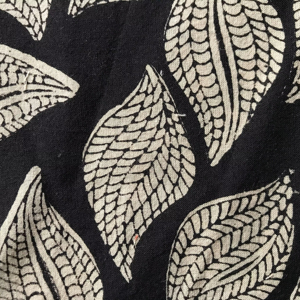 Tela de Algodón Estampada a Mano en Blanco y Negro – Motivo de Hojas, Estampado Natural, Algodón Indio para Vestidos y Prendas - Product Image 2