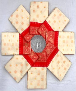 Sari Tradicional Indio de Seda Rojo y Crema Estilo Banarasi con Borde Dorado para Bodas, Sari Largo Hasta el Suelo para Mujer - Product Image 2