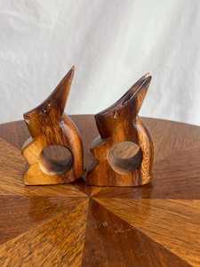 Anillos de Servilleta de Madera Tallados a Mano con Forma de Conejo, Par de Decoraciones de Mesa de Arte Folclórico, Coleccionables de Animales de Madera Rústica Marrón - Product Image 3