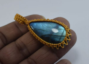 Collar con Colgante de Labradorita Azul Brillante Hecho a Mano, Cordón Dorado, Piedra Preciosa Natural, Joyería de Cristal Curativa de Estilo Boho Tribal - Product Image 4