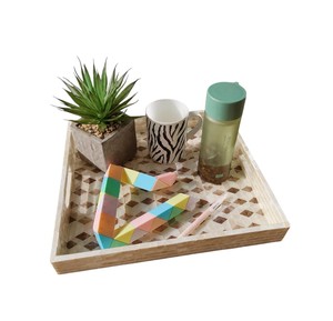 Bandeja rectangular monocromática de nácar con incrustaciones de concha de búfalo y asas laterales con recortes prácticos. - Product Image 2