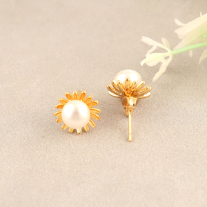 Pendientes delicados con perlas sintéticas redondas, resistentes al deslustre, con diseño de rayos de sol, de latón chapado en oro de 18k, joyería linda para mujer, regalos. - Product Image 2