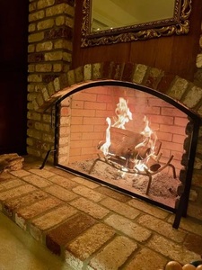 Protector de Chimenea Metálico con Diseño de Arco Catedral, Malla Resistente, Protector de Chispas Independiente, Resistente al Calor - Product Image 2
