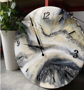 Horloge murale artisanale en bois d'acacia et résine époxy durable, logo personnalisé pour la décoration intérieure et l'utilisation dans les restaurants - Product Image 1