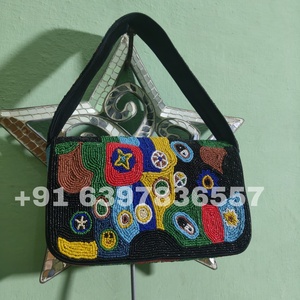 Bolso de mano de satén blanco con cuentas de hojas tropicales y patrón floral para mujer, ideal para fiestas y eventos. - Product Image 3