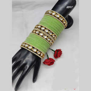 Conjunto de brazaletes de terciopelo con piedras y perlas Kundan chapados en oro, joyería fina elegante para mujer - Product Image 1