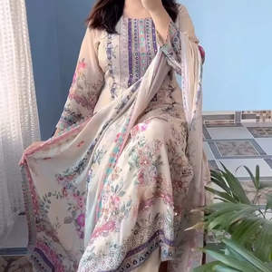Ensemble de luxe prêt-à-porter 3 pièces en mousseline avec imprimés floraux vibrants, comprenant un salwar, une kurta Anarkali et un pantalon, avec dupatta, robe longue - Product Image 1