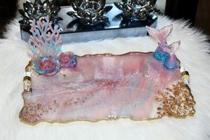 Plateau en résine sirène fait main : Plateau de vanité géode rose avec poignées dorées - Product Image 3