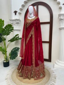 Sari en Faux Georgette avec broderie complexe et travail de sequins, accompagné d'un chemisier en Faux Georgette et d'un ensemble de dupatta en tulle doux - Product Image 2