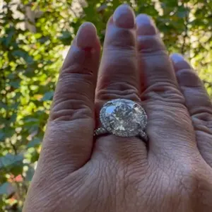 Anillo de Compromiso Clásico Vintage con Halo de Moissanita de Corte Redondo de 4.95 TCW, Plata de Ley con Baño de Rodio, Engaste de Garras, para Mujer - Product Image 3