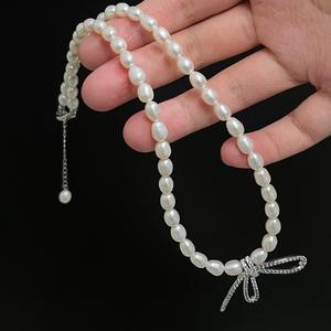 สร้อยคอมุกน้ำจืดทรงข้าว คุณภาพสูง ขนาด 5-6 มม. เรียบเนียน สะอาด พร้อมจี้โบว์ประดับกระดูกไหปลาร้า  เครื่องประดับแฟชั่น - Product Image 4