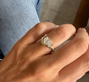 Anillo de Oro 14K con Diamantes en Forma de Pera Abstractos Estilo Oriente-Oeste, Banda de Oro Fundido, Diamantes Cultivados en Laboratorio Certificados por IGI, Joyería Nupcial de Alta Gama - Product Image 2