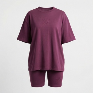 Ensemble sportif 2 pièces pour femme, couleur unie, t-shirt à manches courtes et short au-dessus du genou, coupe ample, col rond, design embossé - Product Image 1