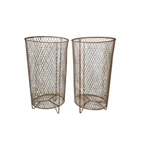 Contenedores de basura de malla de hierro negro que brindan una apariencia limpia y profesional que mejora la apariencia general de cualquier espacio - Product Image 4