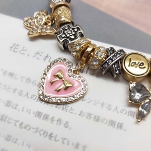 Bracelet à breloques magnifique avec des papillons étincelants et des perles en émail rose en forme de cœur - Product Image 3