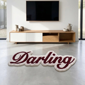 Tapis décoratif doux et unique Darling, tufté à la main, avec typographie et motif script bordeaux, pour la décoration de chambre et de salon - Product Image 3