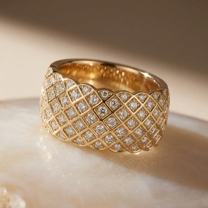 Anillo de compromiso con diseño de rombos acolchados, diamantes cultivados en laboratorio, patrón de entrelazado cruzado, banda ancha llamativa, chapado en oro, anillo de boda de lujo - Product Image 1
