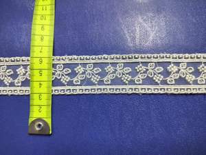 Dentelle transparente de qualité supérieure en nylon/organza blanc, bordure brodée motif floral en forme de vigne, bordure échelle (narrow) - Product Image 2