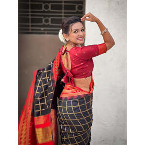 ชุดเดรสคลับผ้าไหมเนื้อนุ่มสีดำลายตารางแบบดั้งเดิมของซารีที่ถักทอแบบซารี - Product Image 2