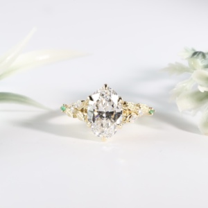 Anillo de compromiso solitario de oro amarillo vintage para mujer con corte ovalado, diamante cultivado en laboratorio, diseño de hoja de vid inspirado en la naturaleza y tallo europeo. - Product Image 1
