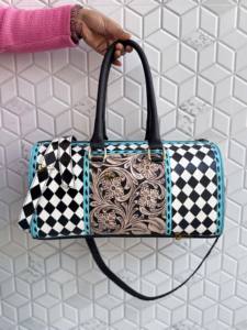 Bolsos de Viaje de Cuero Hechos a Mano con Diseño Único, Bolsos Multiusos con Patrón de Damas de Inglatera, Bolso Hecho a Mano Unisex, Bolso de Viaje de Gran Tamaño - Product Image 4