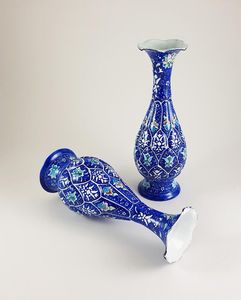 Jarrón Metálico Azul Tradicional con Patrón Floral, Hecho a Mano, Decorativo para Mesa - Product Image 1