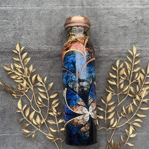 Bouteille d'eau en cuivre de style indien avec motifs peints en émail et bouchon étanche idéal pour les cadeaux ou les soins personnels quotidiens - Product Image 4