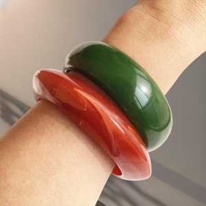 Elegantes Brazaletes de Resina Esmaltada de Doble Tono, Hechos a Mano, Color Verde y Rojo Brillante, Modernos y de Lujo - Product Image 1
