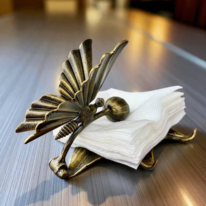 Porta Servilletas Metálico Hecho a Mano, Decoración de Mesa con Flores y Mariposas, Acabado en Pátina Negra y Dorada, Regalo de Graduación Personalizado - Product Image 1