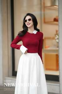 Suéter de Punto para Mujer, Color Rojo Intenso, Manga Larga, Adornado con Perlas y Flores |   Top Cleo para Usar en Vacaciones de Invierno |   LAVIEM - Product Image 4