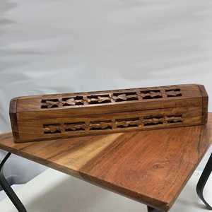 Quemador de incienso estilo antiguo, hecho a mano, de madera, rectangular, estilo tradicional, con recortes geométricos para aromaterapia. - Product Image 1