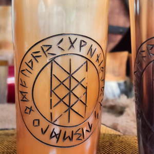 Corne à boire Viking gravée et polie, écologique, en corne de buffle naturelle, faite à la main, avec logo personnalisé, corne à bière médiévale, artisanat - Product Image 2