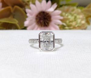 Bague de fiançailles et de mariage en or blanc 14 carats avec diamant de laboratoire taille radiant de 2,50 carats, sertie clos, certifiée IGI, luxe, pour anniversaire - Product Image 1