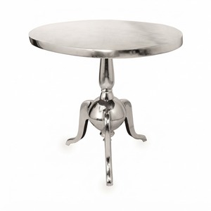 Table d'appoint ronde en argent poli haut de gamme, table d'appoint en métal design à trois pieds, table d'appoint de luxe avec base sphérique en aluminium - Product Image 1