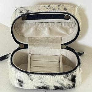 Estuche de Joyería Ovalado de Cuero Hecho a Mano, Caja de Piel Vacuna Personalizada para Viajes con Cierre, Solución de Almacenamiento Elegante - Product Image 6