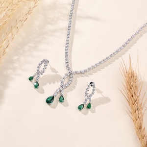 Ensemble collier et boucles d'oreilles en diamants de laboratoire plaqué or 9 carats, bijoux de mariée tendance avec pierres rondes taille brillant - Product Image 2