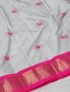 Sari traditionnel blanc en soie douce pour femme K V International, avec chemisier non cousu, séchage rapide, motif gaufré/dessiné à la main, collection automne - Product Image 5