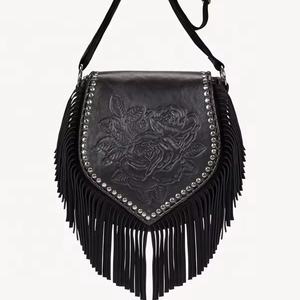 Bolso bandolera de piel auténtica para mujer al por mayor con diseño de rosas pintadas a mano adornadas con tachuelas plateadas y borlas - Product Image 1