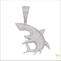 Colgante de tiburón hecho a mano con diseño de animal marino y diamantes de moissanita VVS