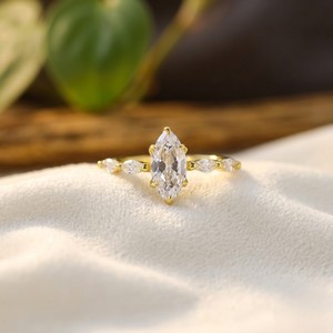 Anillo de Aniversario Chapado en Oro Amarillo con Seis Puntas y Diamante Marquise, Anillo de Compromiso Elegante con Moissanita, Regalo de Cumpleaños para Ella - Product Image 1