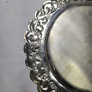 Plateau de service rond classique de style vintage, plaqué argent, avec bords festonnés à motifs floraux, support décoratif pour gâteau de mariage - Product Image 6
